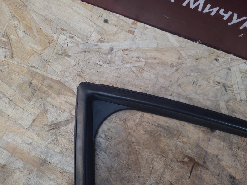 Уплотнитель стекла      двери