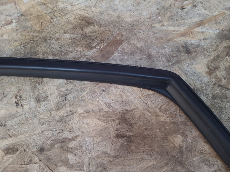 Уплотнитель стекла      двери