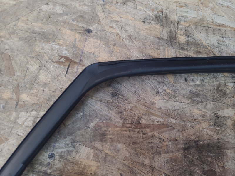 Уплотнитель стекла      двери