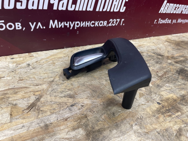 Внутренняя ручка     двери