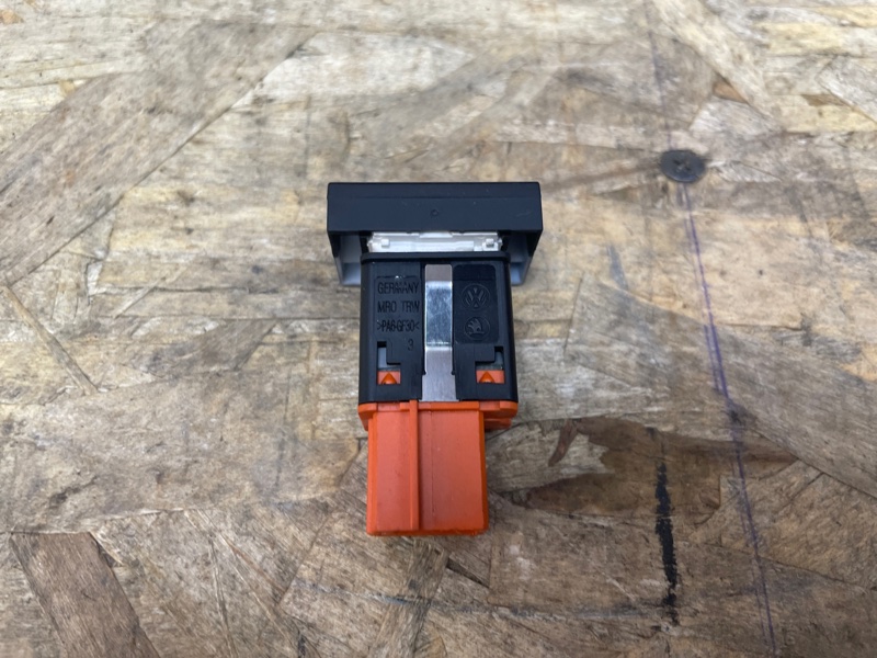 Кнопка обогрева заднего стекла