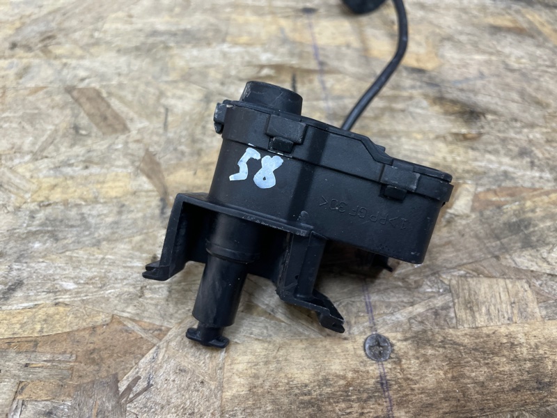 Замок лючка бензобака