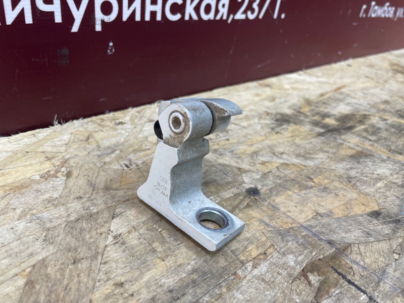 Петля двери