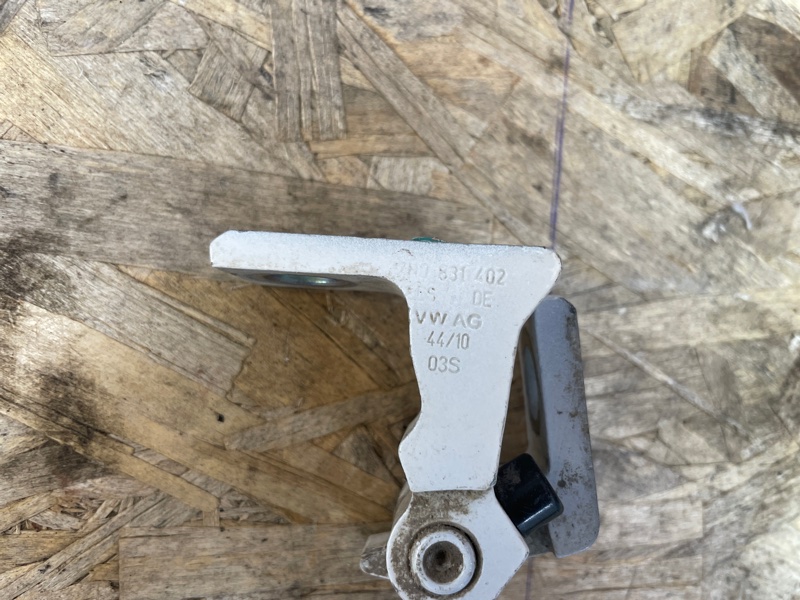 Петля двери