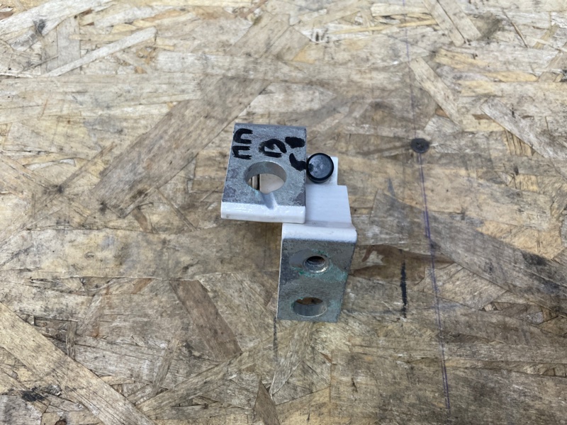 Петля двери