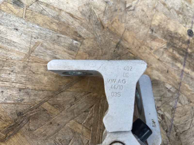 Петля двери