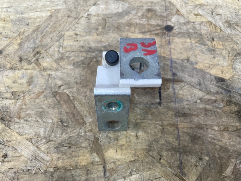 Петля двери