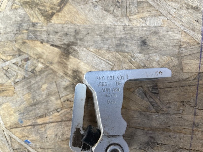 Петля двери