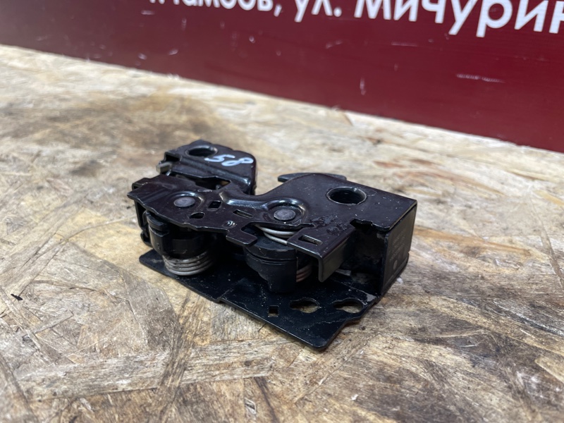 Замок капота