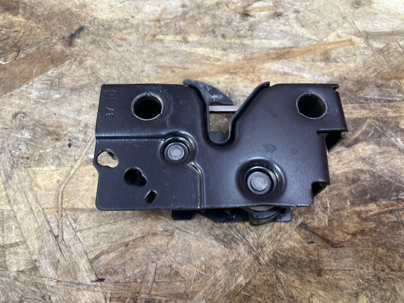 Замок капота