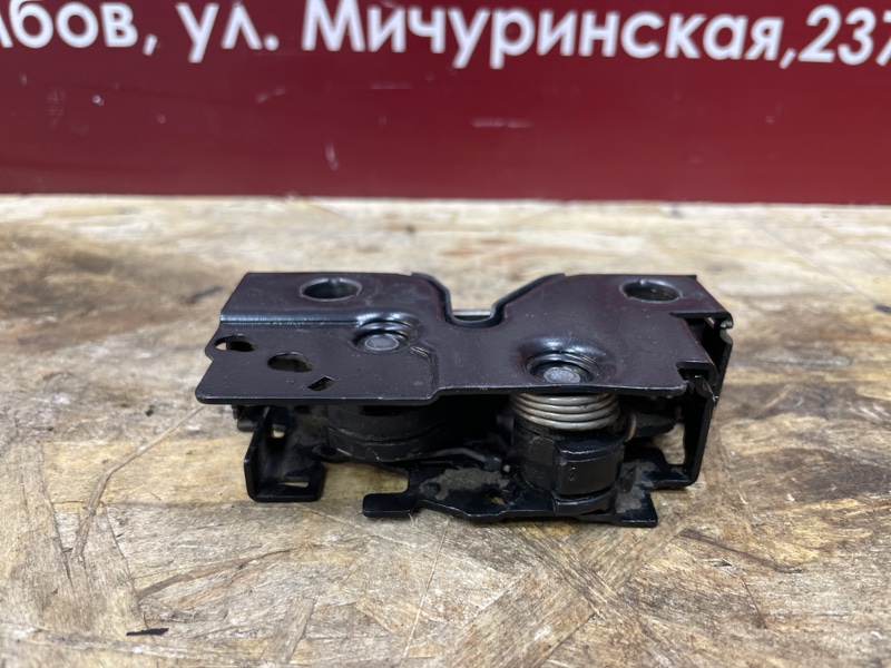 Замок капота