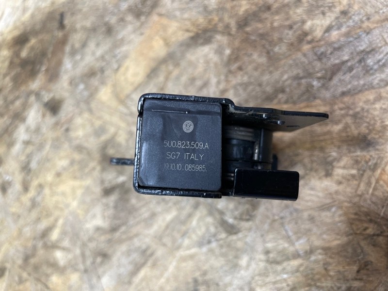 Замок капота