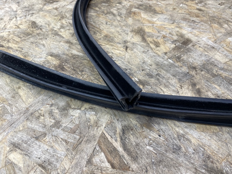 Уплотнитель стекла      двери