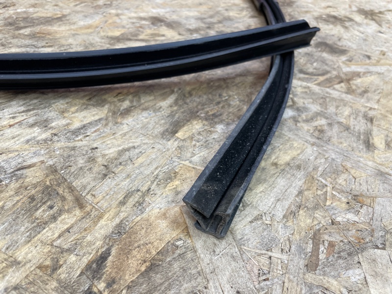 Уплотнитель стекла      двери