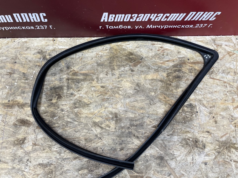 Уплотнитель стекла      двери