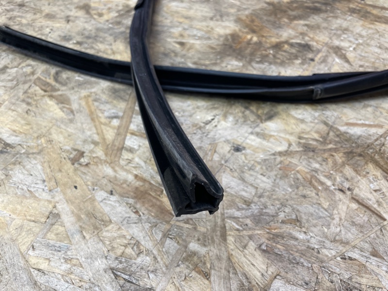 Уплотнитель стекла      двери