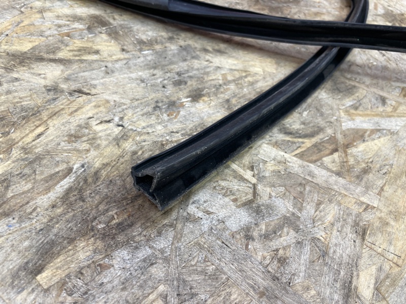 Уплотнитель стекла      двери