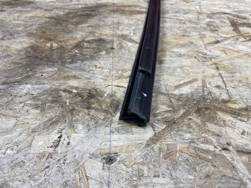 Уплотнитель стекла      двери