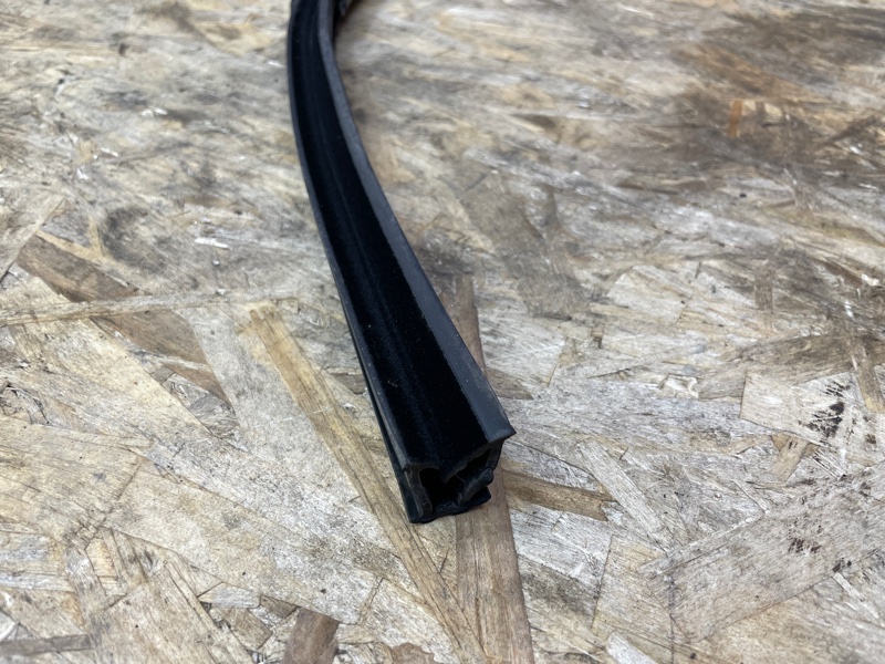 Уплотнитель стекла      двери