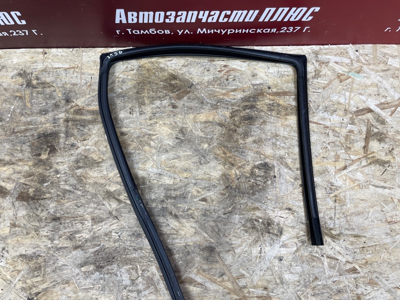 Уплотнитель стекла      двери