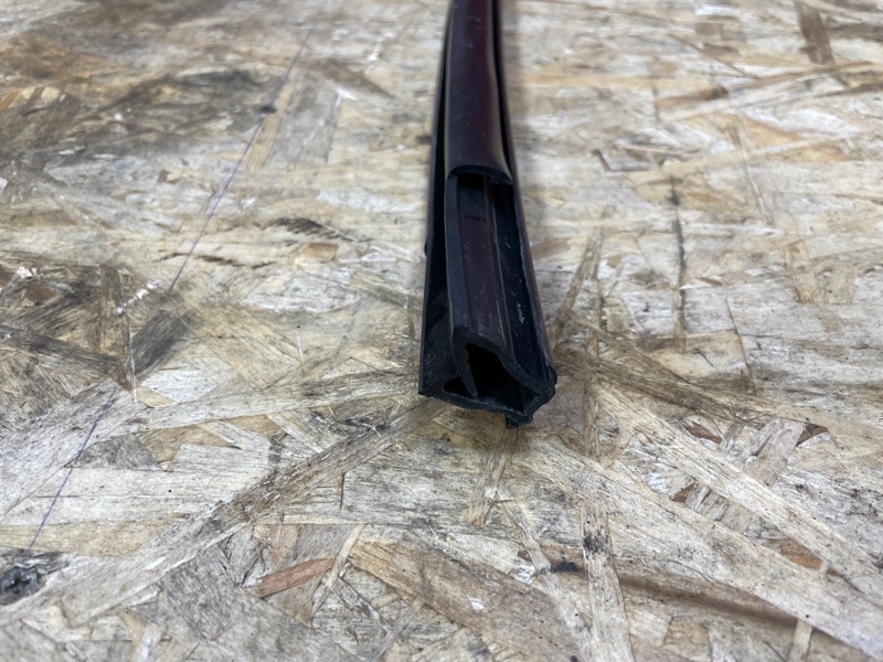 Уплотнитель стекла      двери