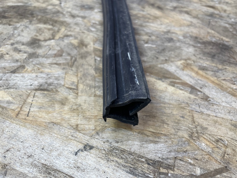 Уплотнитель стекла      двери