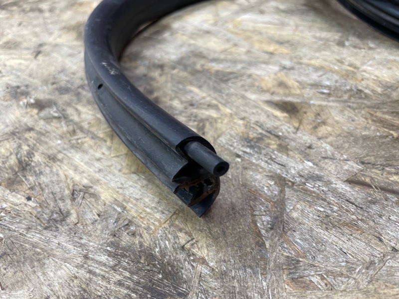 Уплотнитель двери