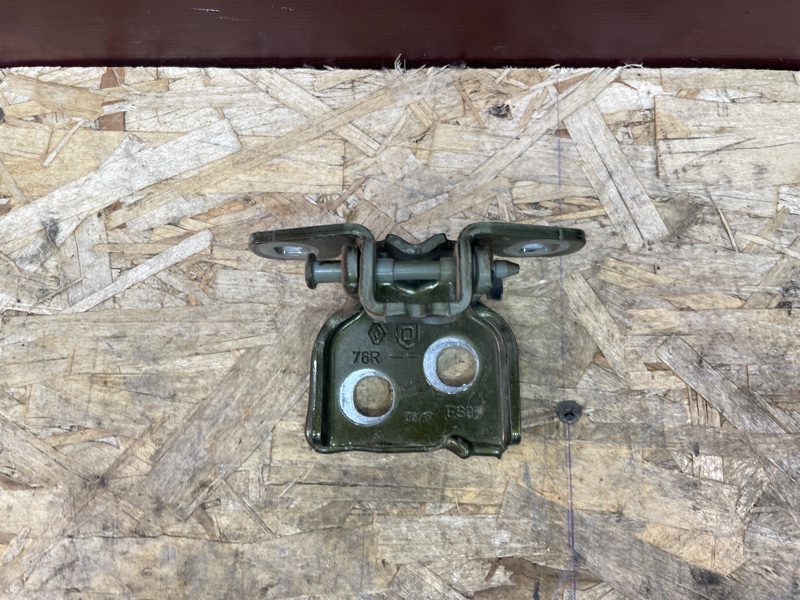 Петля двери