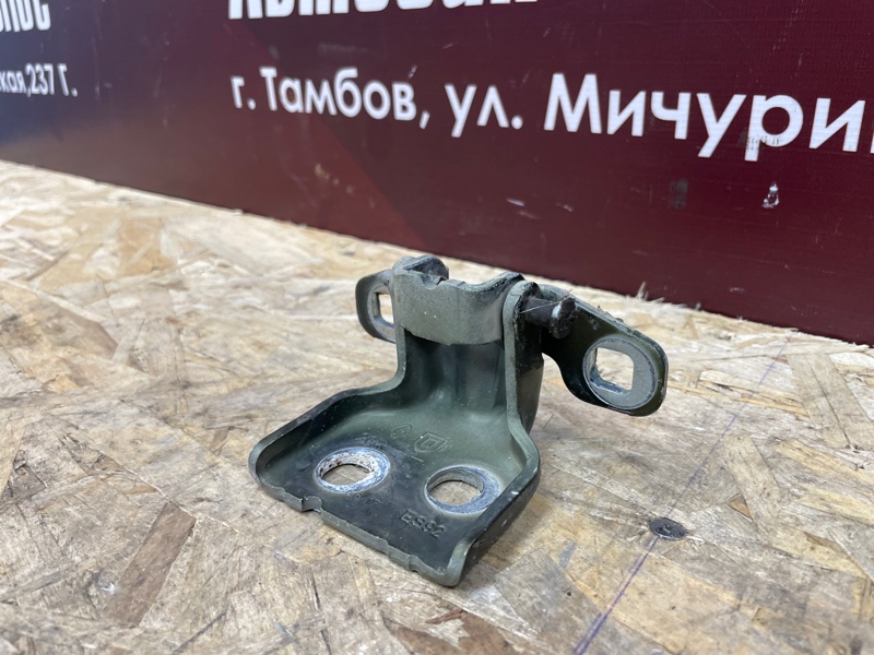 Петля двери