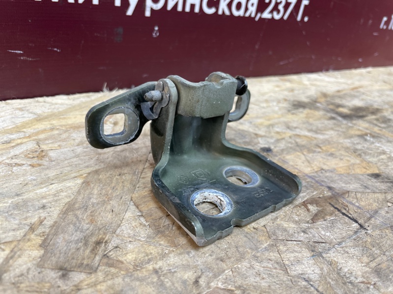 Петля двери