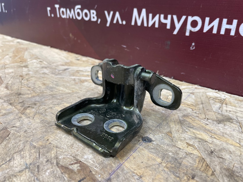 Петля двери