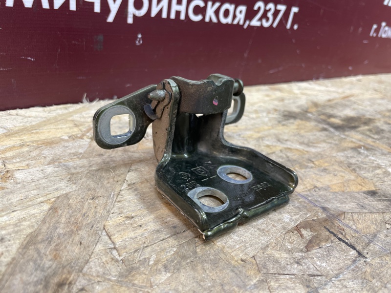 Петля двери