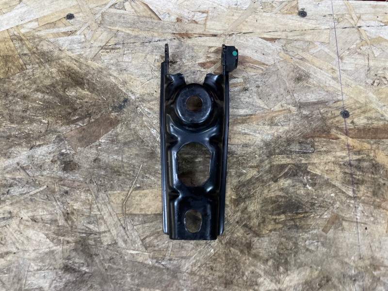 Кронштейн опоры двигателя