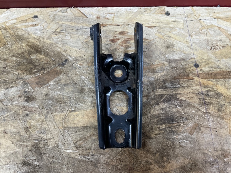 Кронштейн опоры двигателя