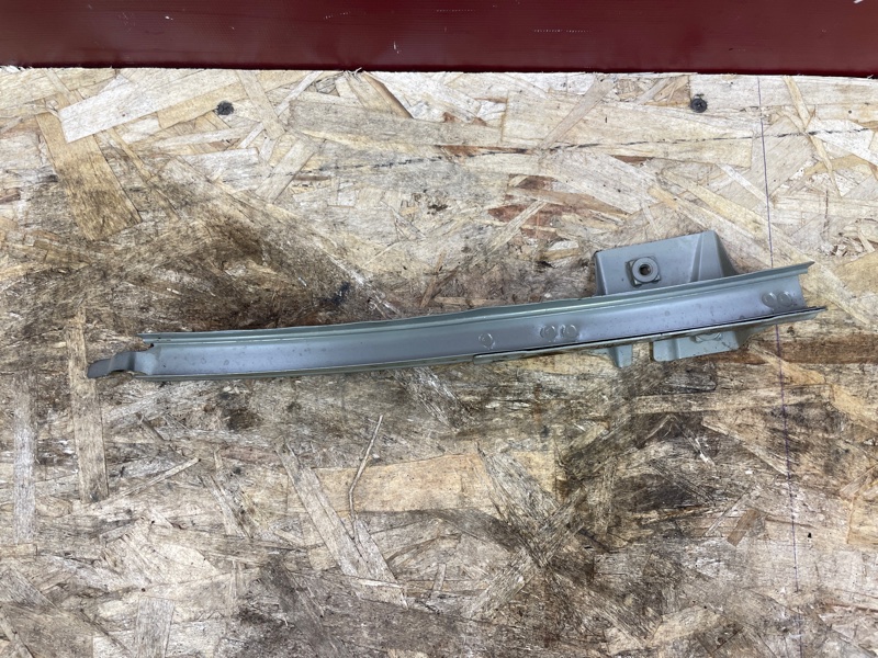 Направляющая стекла     двери