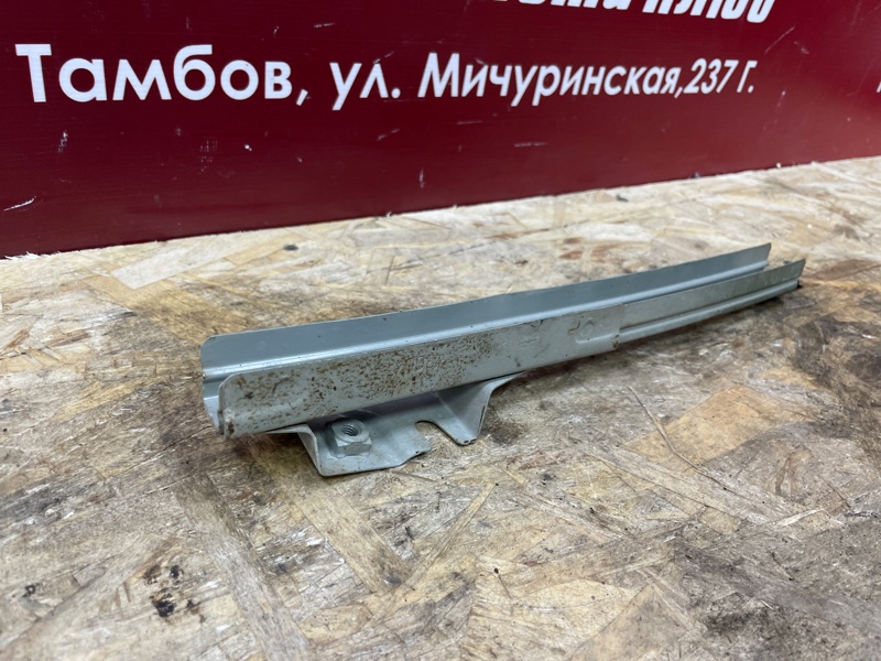 Направляющая стекла     двери