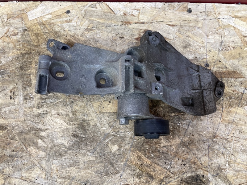 Кронштейн генератора