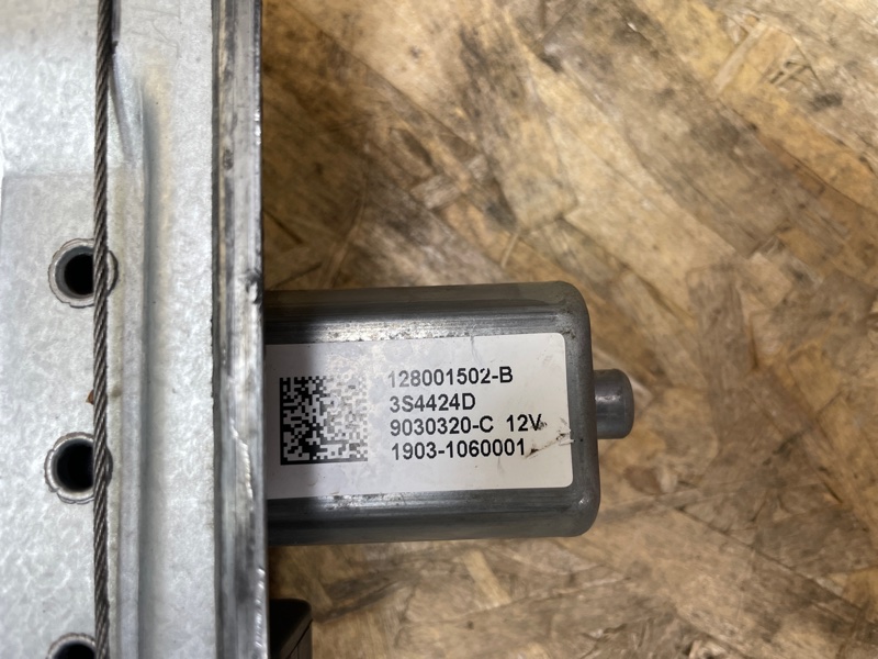 Стеклоподъемник    двери