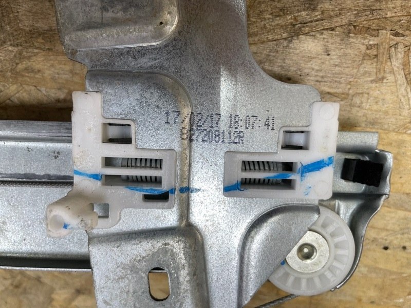 Стеклоподъемник    двери