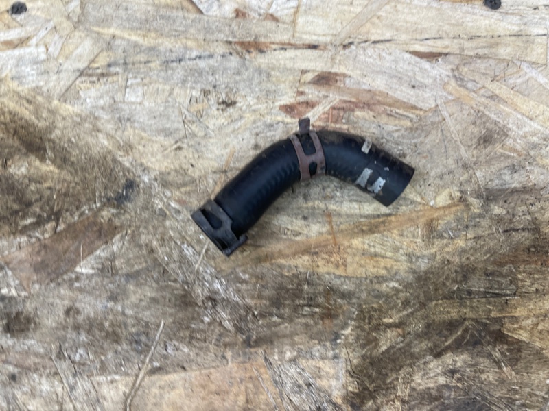 Патрубок вентиляции картерных газов