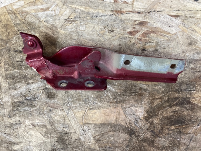 Петля капота