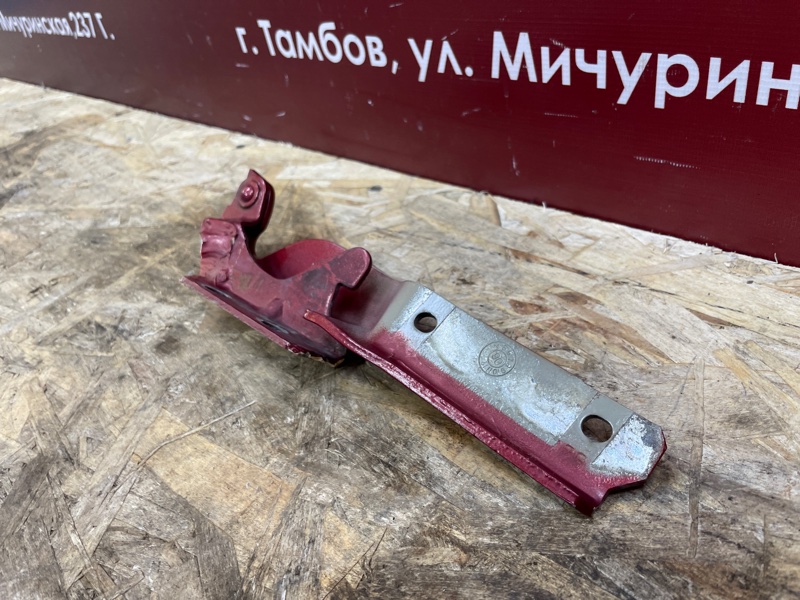 Петля капота