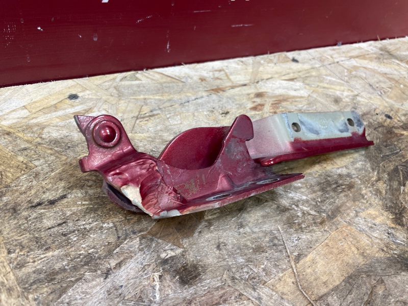 Петля капота