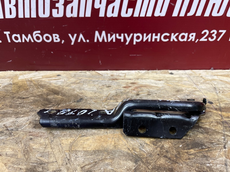 Петля капота