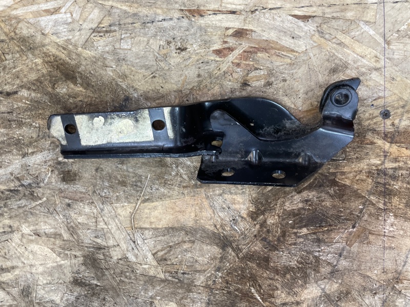 Петля капота