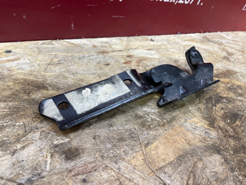 Петля капота