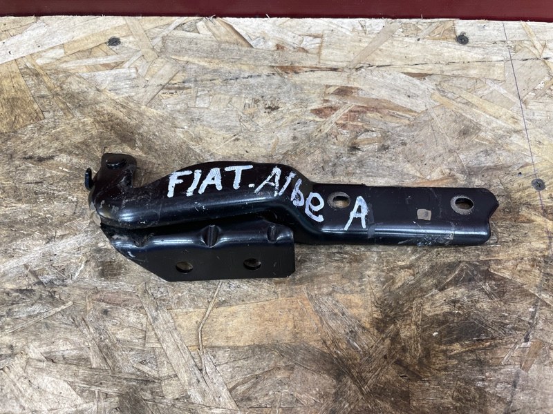 Петля капота