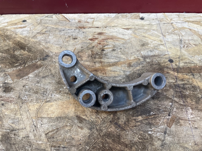 Кронштейн опоры двигателя