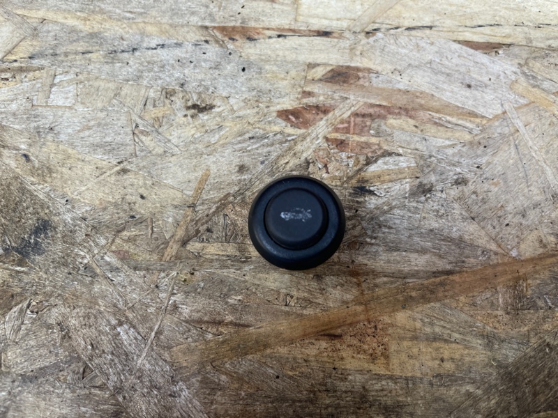 Кнопка открывания багажника