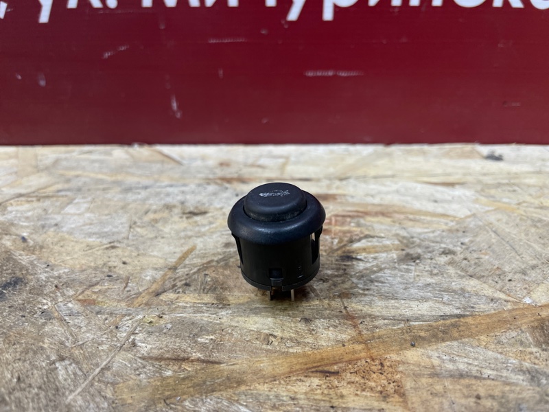 Кнопка открывания багажника